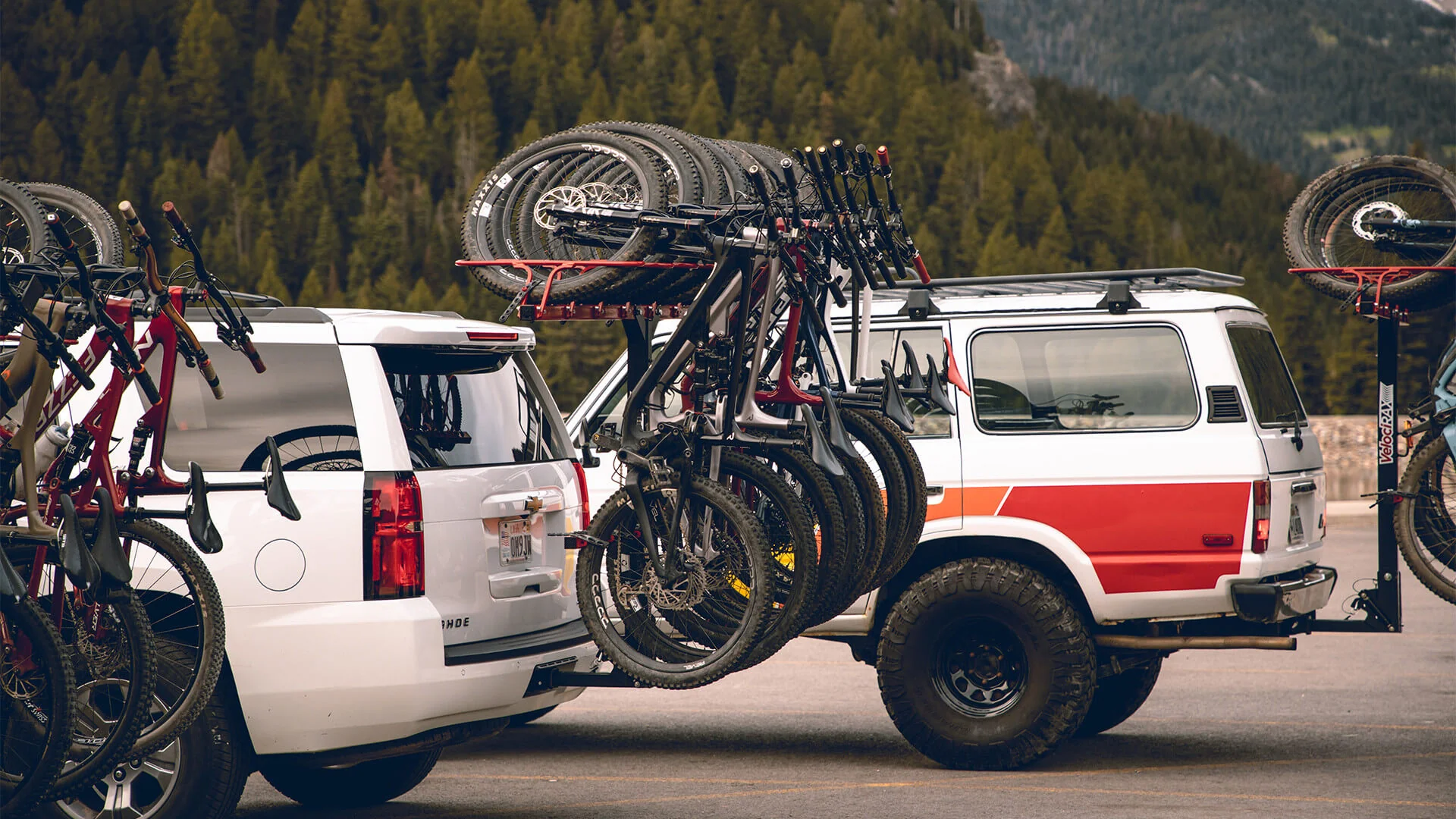 Rack à velo installer sur une attaches-remorques installée par Attaches-remorques, Vitroplus et Groupe Autocames