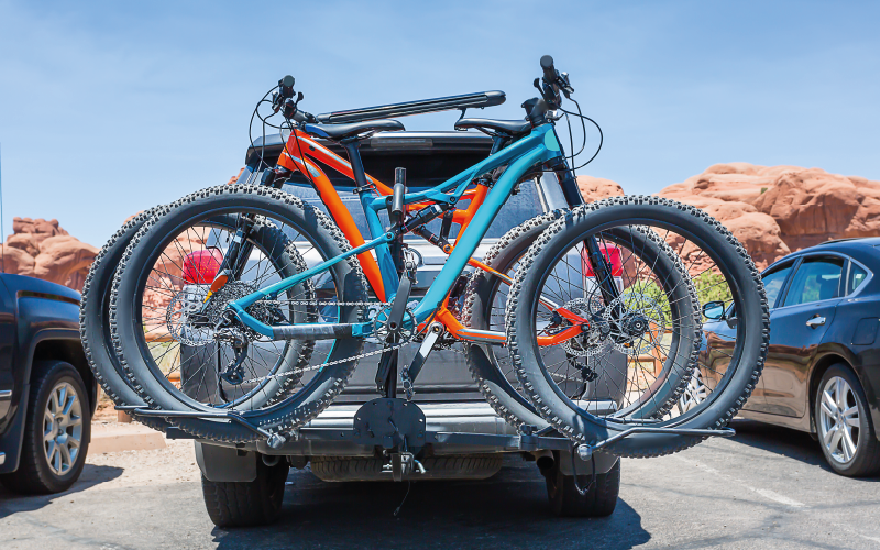 Rack à velo sur une atttache-remorque sur un VUS supportant des vélos